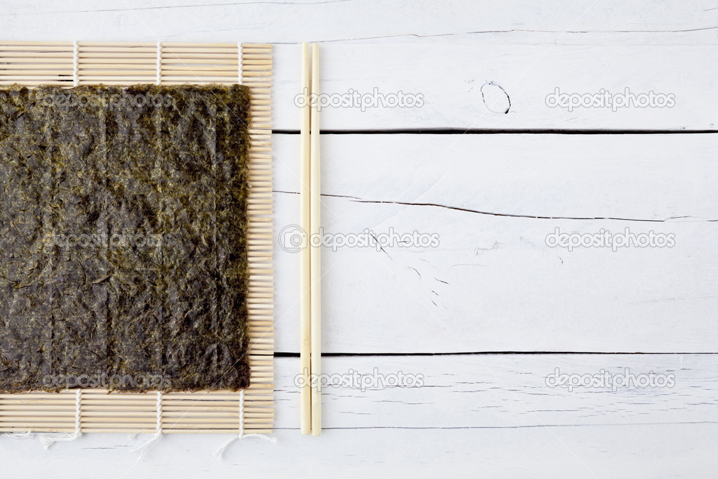 Dried seaweed, chopsticks and makisu