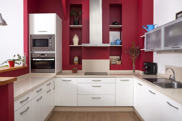 Moderní kuchyně s červenými stěnami Royalty Free Stock Obrázky