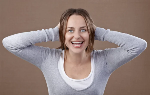 Schöne Frau lacht — Stockfoto