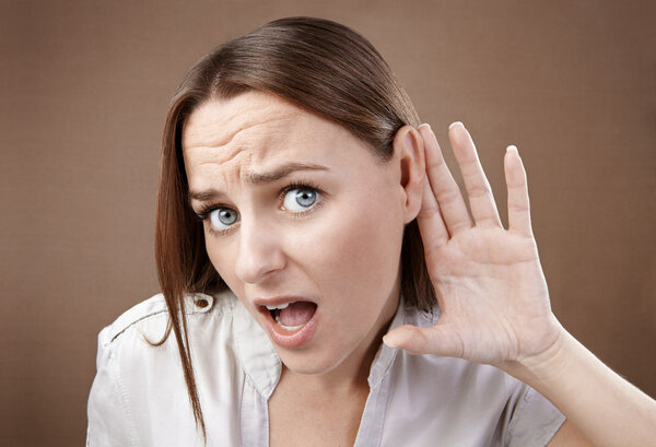 Трудно слышать
