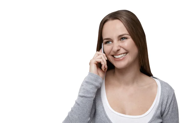 Žena usměje při poslechu mobilních telefonů Royalty Free Stock Fotografie