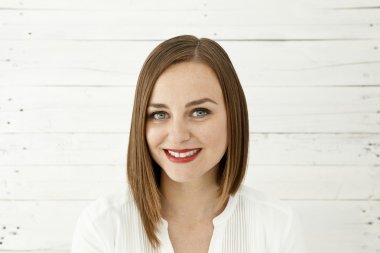 Kırmızı dudaklar gülümseyen kadın