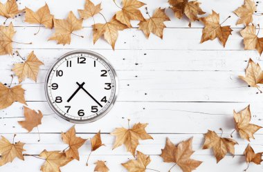 Saat ve bir beyaz tahta yapraklar