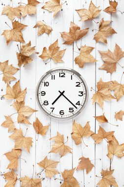 yaprakları ile dikey kompozisyon saat