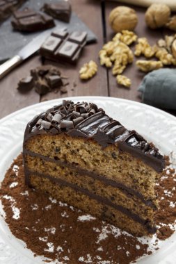 çikolata ve muz ceviz pasta dilimi