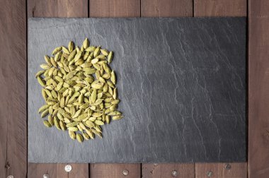 kopya alanı ile kayrak bir tabakta kakule tohumu