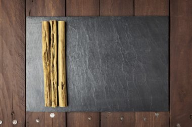 Tarçın kayrak plaka üzerinde kopya alanı ile sopa.