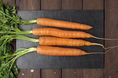 kayrak plaka üzerinde gerçek havuç