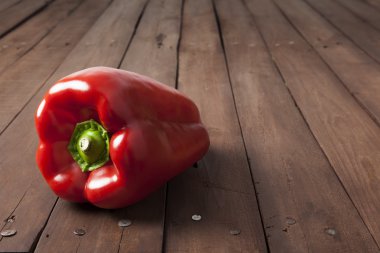 kahverengi masa üstünde kırmızı dolmalık biber