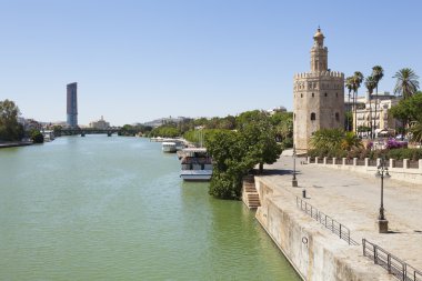 Altın kule ve guadalquivir Nehri