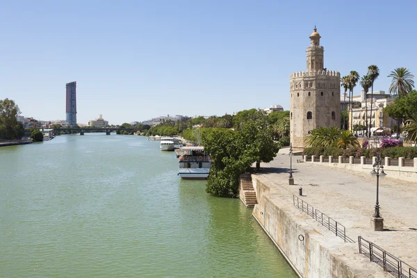Altın kule ve guadalquivir Nehri