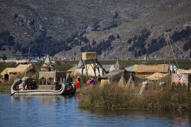 reed Adaları ile Titikaka Gölü