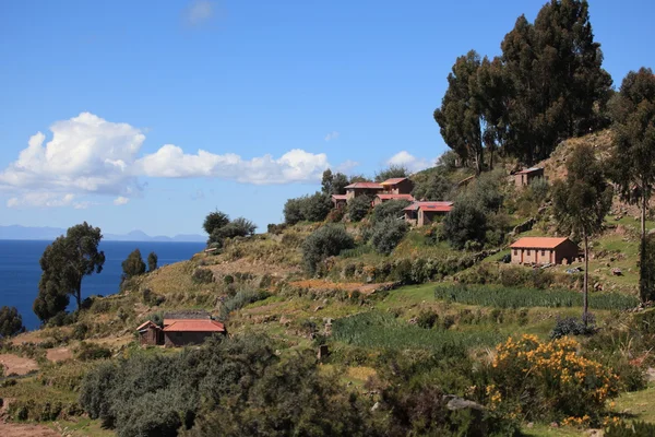 Деревня и терраса на острове Taquile Lake Titicaca — стоковое фото