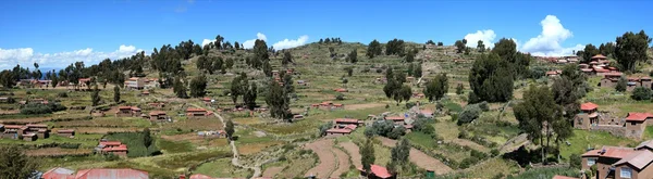 Aldeia e Terraço Fazenda na Ilha Taquile Lake Titicaca — Fotografia de Stock