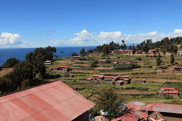 Dorf und Terrassenanbau am Titicacasee der Insel Taquile — Stockfoto