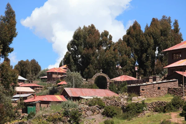 Dorf und Terrassenanbau am Titicacasee der Insel Taquile — Stockfoto