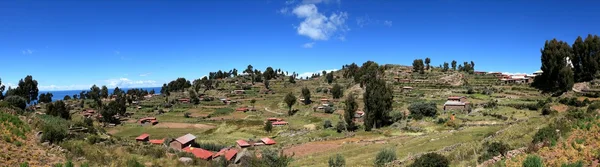 Dorf und Terrassenanbau am Titicacasee der Insel Taquile — Stockfoto