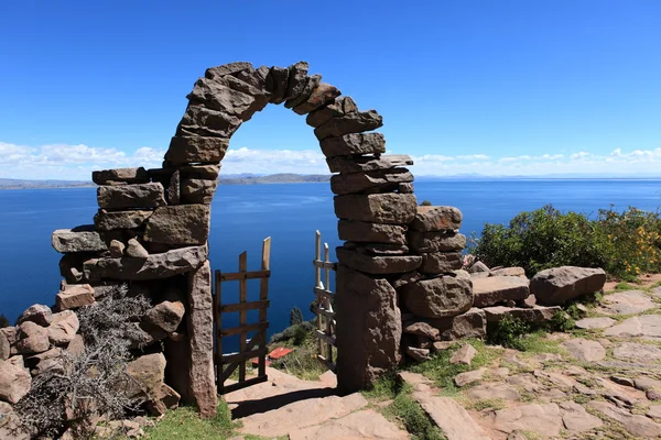 Poorten op eiland taquile het Titicacameer — Stockfoto