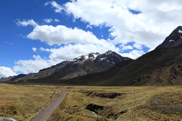 Paisaje andino en perú — Foto de Stock