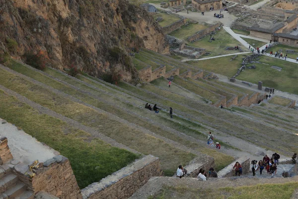 Inca terasy v chrámové opevnění leží peru — Stock fotografie