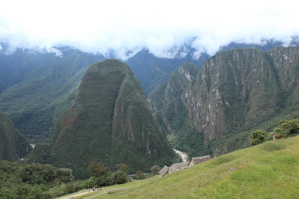 Мачу-Пікчу приховані місто інків в хмарах — стокове фото