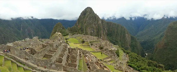 Machu Picchu de Inca stad in de wolken — Stockfoto