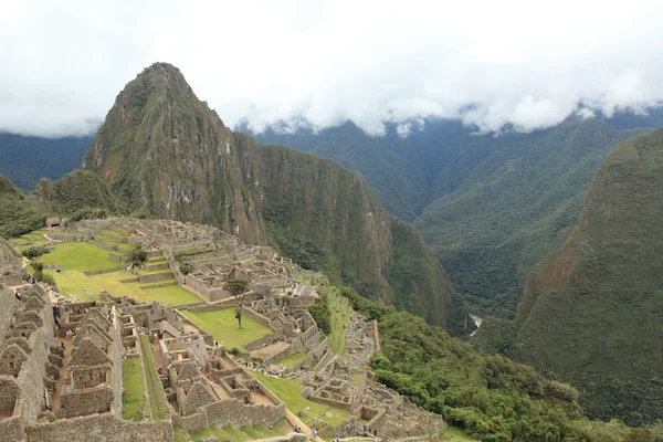 Machu Picchu Inka staden i molnen — Stockfoto