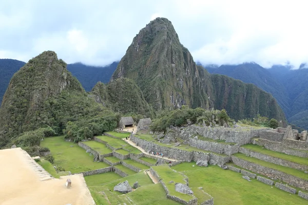 Machu Picchu la ville inca dans les nuages — Photo