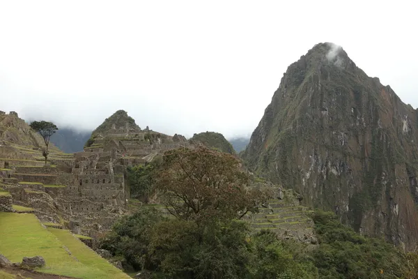 Machu picchu skryté město Inků v oblacích — Stock fotografie