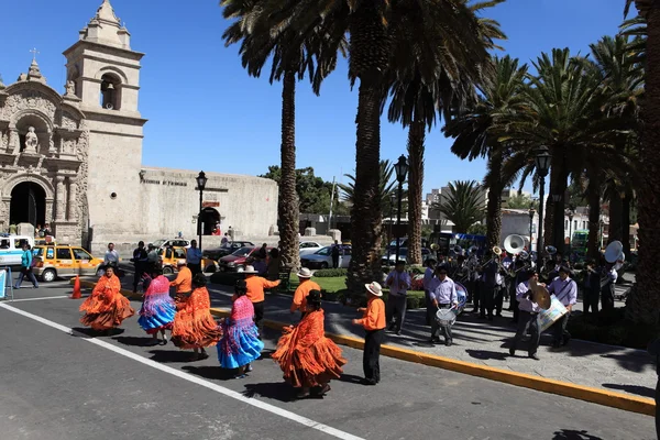 Traditionel 舞蹈组在秘鲁阿雷基帕 — 图库照片