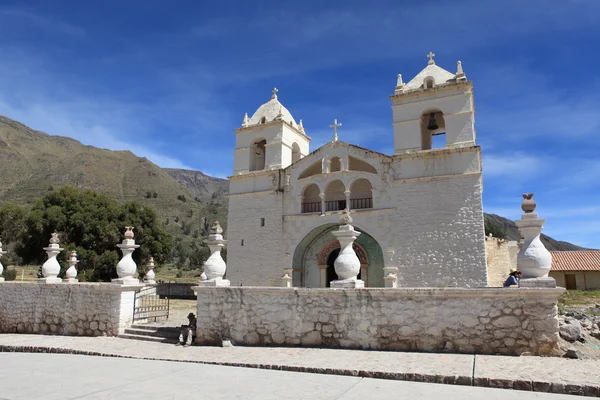 教会在秘鲁的科尔卡大峡谷 — 图库照片