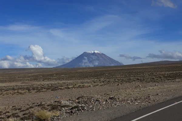 Vulkanische gebied in het Andesgebergte in peru — Stockfoto