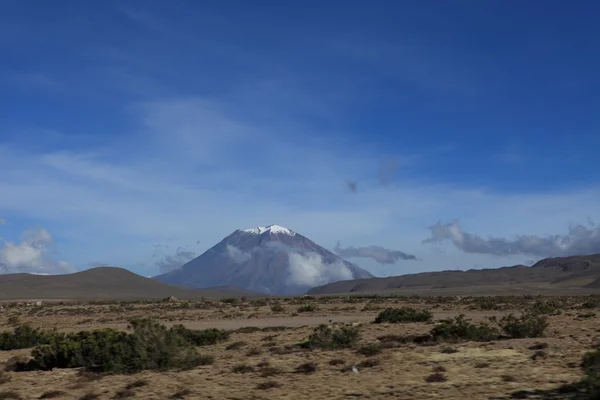Vulkanische gebied in het Andesgebergte in peru — Stockfoto