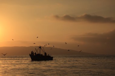 Gün batımında balıkçı teknesi