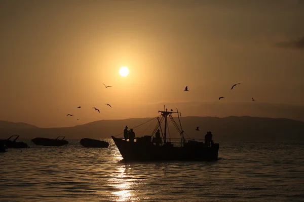 Fischerboot bei Sonnenuntergang — Stockfoto