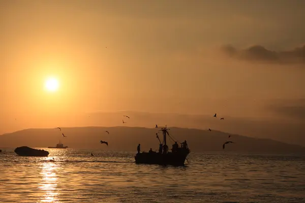 Barco de pesca al atardecer — Foto de Stock