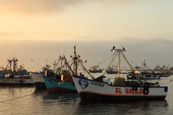 Barco de pesca al atardecer — Foto de Stock