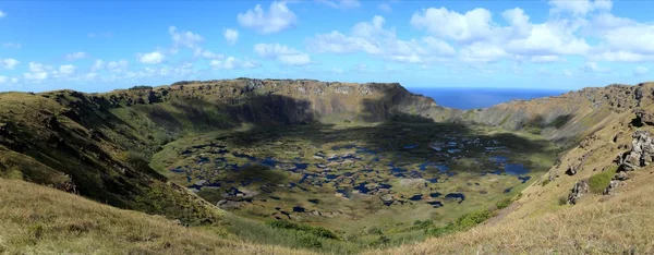 Вулканический кратер острова Пасхи Рано Кау — стоковое фото