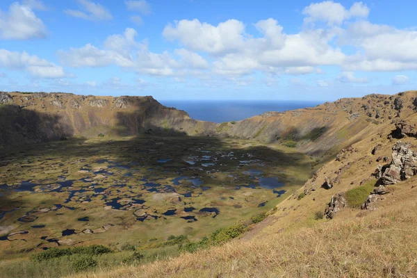 Вулканический кратер острова Пасхи Рано Кау — стоковое фото