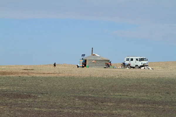 Jurtenlager in der mongolischen Landschaft — Stockfoto