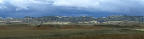 Temporada de lluvias en el paisaje mongol —  Fotos de Stock