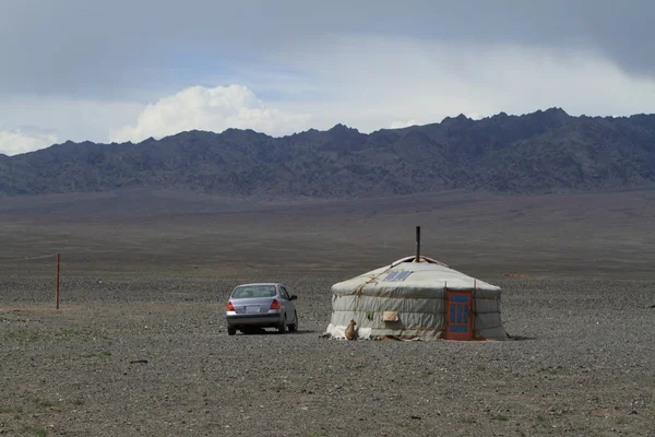 Jurty vesnice v poušti gobi v Mongolsku — Stock fotografie