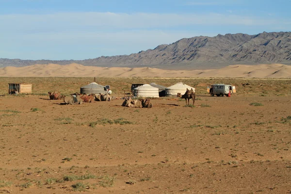 Jurtendorf in der Wüste der Mongolei — Stockfoto