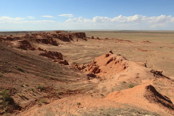 Die flammende Klippe von Bajanzag in der Wüste der Gobi-Mongolei — Stockfoto