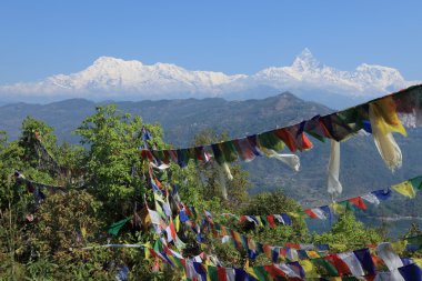 Annapurna aralığı ile dua bayrakları Nepal