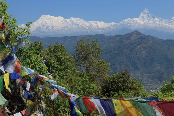 Gamma dell'Annapurna con bandiere di preghiera in Nepal — Foto Stock