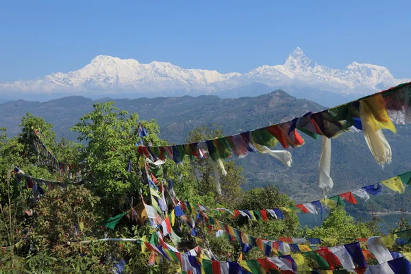 Gamma dell'Annapurna con bandiere di preghiera in Nepal — Foto Stock