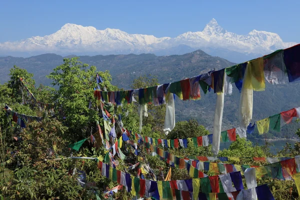 Gamma dell'Annapurna con bandiere di preghiera in Nepal — Foto Stock