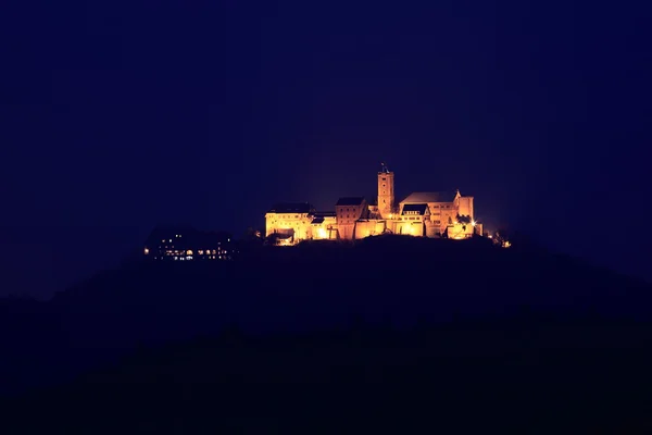 夜にドイツのヴァルトブルク城 — ストック写真