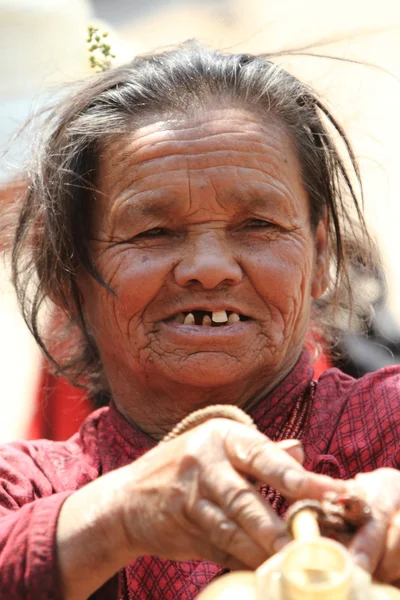 Gammal kvinna från nepal — Stockfoto